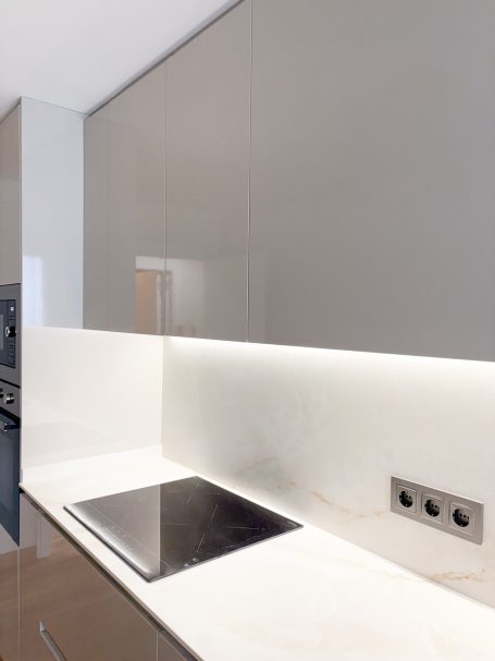 Encimera de cocina moderna con superficie blanca y placa de inducción negra.